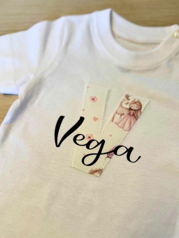 Camiseta con inicial personalizada