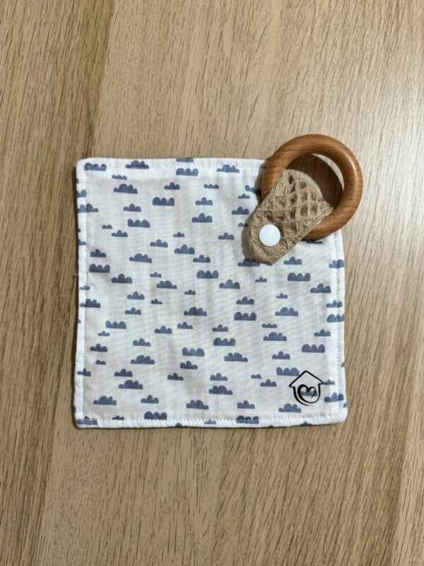 Doudou mordedor estampado nubes